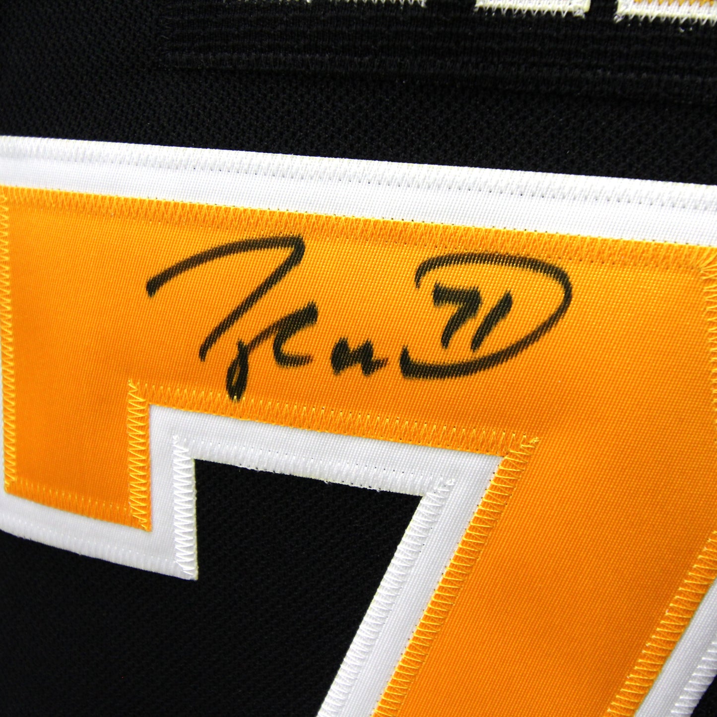 Taylor Hall - Bruins - Autographed Jersey / Chandail autographié
